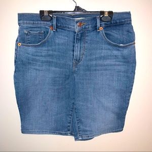 Levi’s Bermuda Jean Shorts Size 29